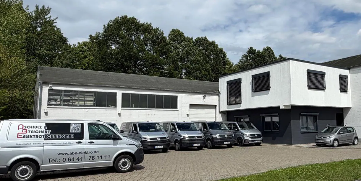Kundendiesnfahrzeuge und Bürogebäude &middot; ABE Elektrotechnik GmbH